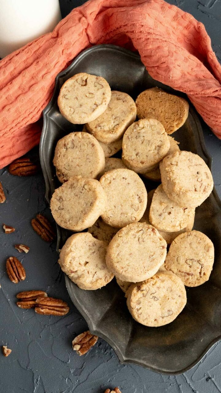 Butter pecan cookies in a plate.