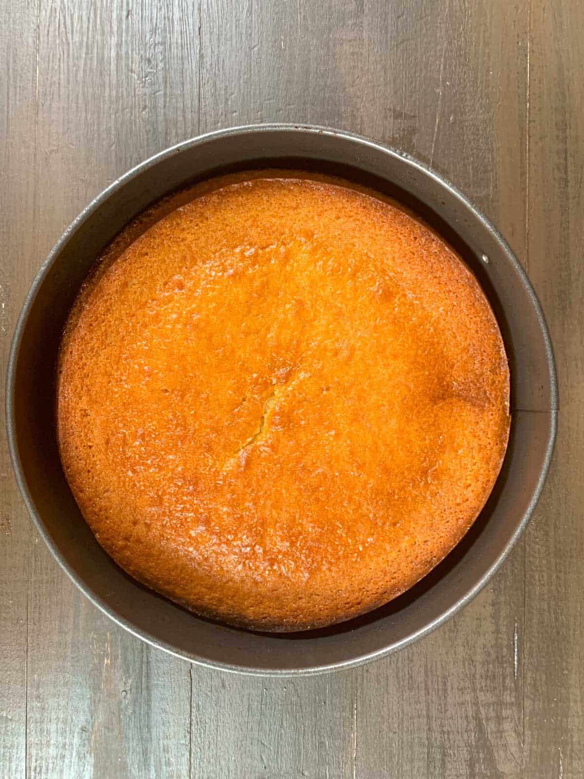 let the baked cake rest in the pan for 10 minutes.